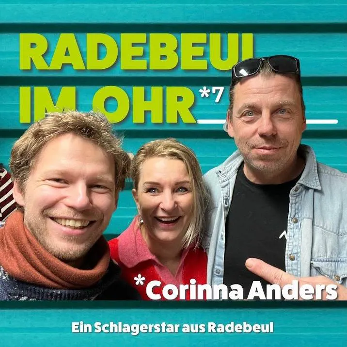 Drei lächelnde Erwachsene posieren für ein Selfie vor einem blaugrünen Hintergrund mit deutschem Text und bieten Einblicke in die Welt der Schlagersängerin Corinna Anders.